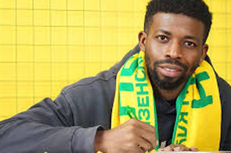 Jimoh Sherif Olatunde pose avec ses nouvelles couleurs après sa signature.