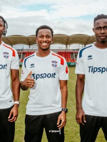 Dawda Darboe pose avec ses nouvelles couleurs après sa signature en Slovaquie.