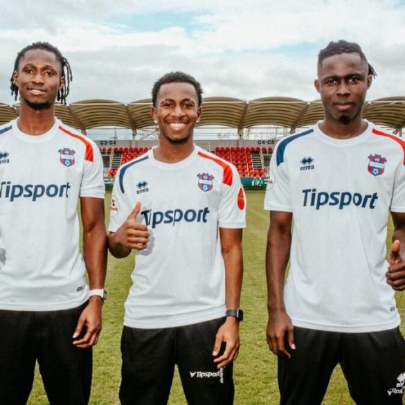 Dawda Darboe pose avec ses nouvelles couleurs après sa signature en Slovaquie.