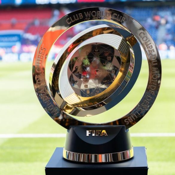 Le trophée de la Coupe du monde des clubs au cœur d’une course à l’organisation en 2029