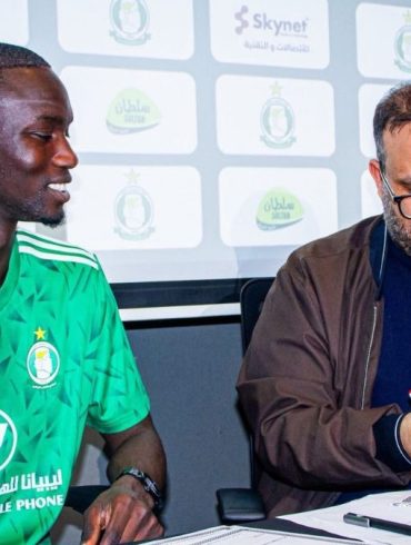 Mamadou Lamine Camara lors de la signature de son contrat avec Al Ahli Tripoli.