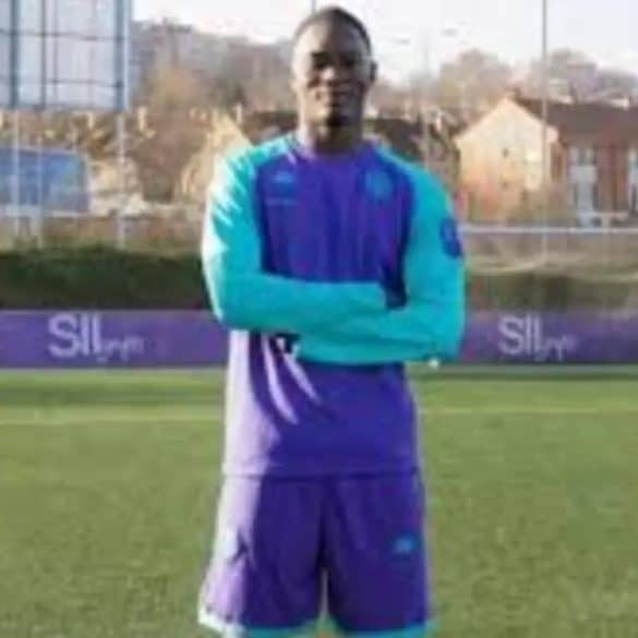 Sylla Mohamed pose avant son départ vers l’Espagne.