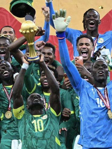 Le trophée de la CAN 2025 sera présenté au public samedi au Stade de France avant Sénégal-Pérou.