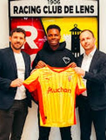 Mamadou Sangaré suscite un intérêt grandissant en Angleterre, où Chelsea aurait rejoint Manchester United dans le dossier.