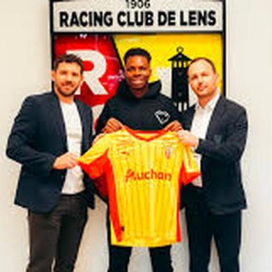 Mamadou Sangaré suscite un intérêt grandissant en Angleterre, où Chelsea aurait rejoint Manchester United dans le dossier.