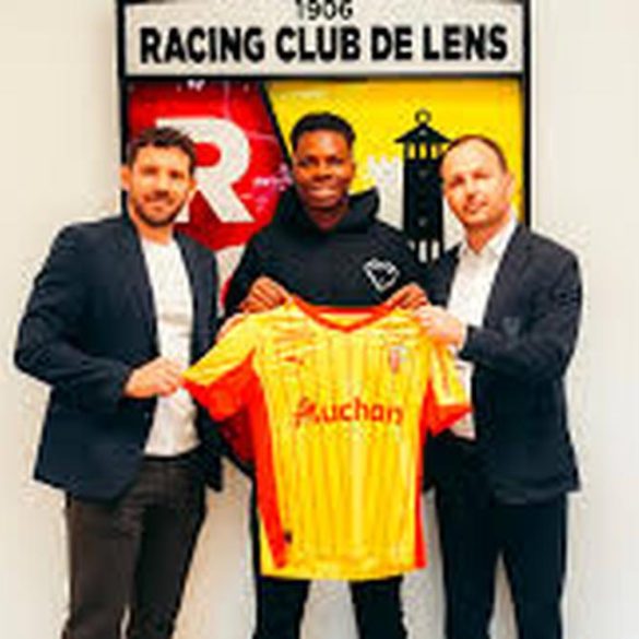 Mamadou Sangaré suscite un intérêt grandissant en Angleterre, où Chelsea aurait rejoint Manchester United dans le dossier.