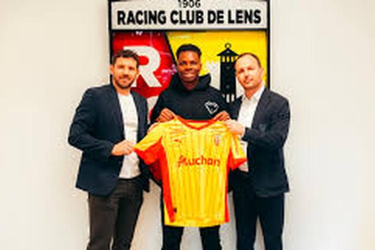 Mamadou Sangaré suscite un intérêt grandissant en Angleterre, où Chelsea aurait rejoint Manchester United dans le dossier.