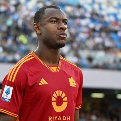 Evan Ndicka fait partie des défenseurs suivis par le FC Barcelone pour le prochain mercato.