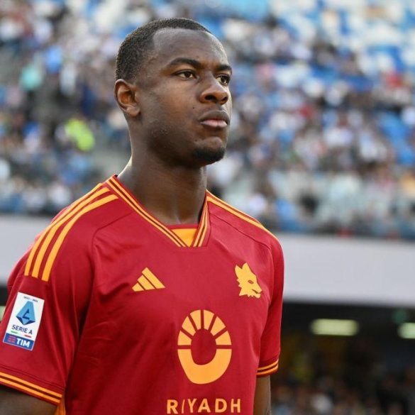 Evan Ndicka fait partie des défenseurs suivis par le FC Barcelone pour le prochain mercato.