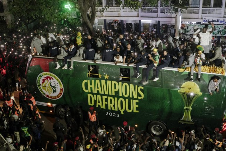 Le Sénégal compte présenter son trophée avant son match face au Pérou à Paris.