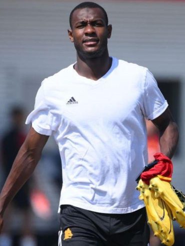 Evan Ndicka a officialisé la fin de sa collaboration avec son agent et affirme vouloir gérer seul sa carrière.