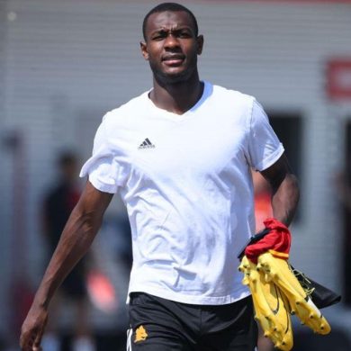 Evan Ndicka a officialisé la fin de sa collaboration avec son agent et affirme vouloir gérer seul sa carrière.