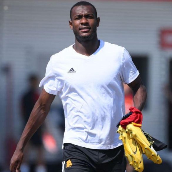 Evan Ndicka a officialisé la fin de sa collaboration avec son agent et affirme vouloir gérer seul sa carrière.