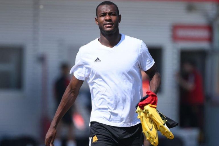 Evan Ndicka a officialisé la fin de sa collaboration avec son agent et affirme vouloir gérer seul sa carrière.