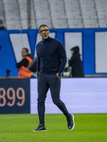 Habib Beye aurait été proposé au Paris FC alors que son avenir à Marseille suscite déjà des interrogations.