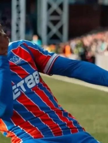 Evann Guessand traverse un coup d’arrêt avec cette blessure au genou, en pleine période importante pour Crystal Palace.