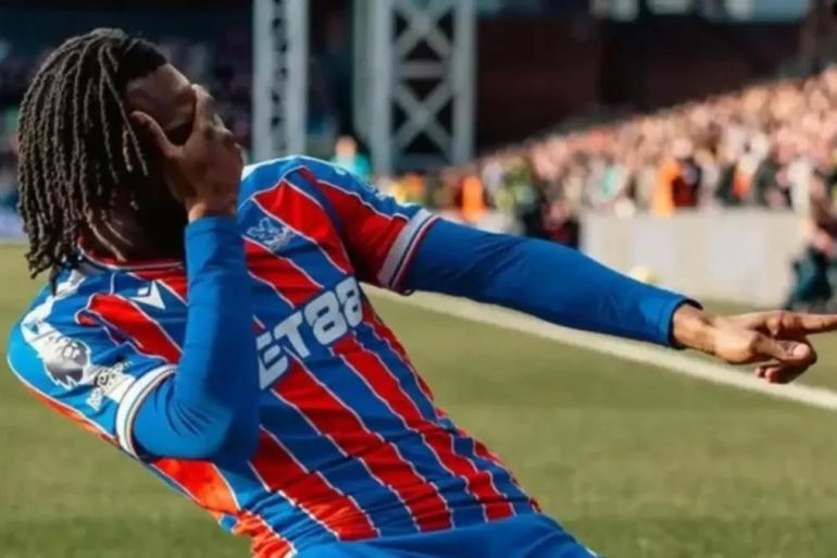 Evann Guessand traverse un coup d’arrêt avec cette blessure au genou, en pleine période importante pour Crystal Palace.