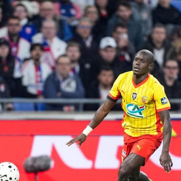 Malang Sarr reste au centre des discussions à Lens, entre envie de prolongation et intérêt venu de l’étranger.