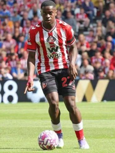 Noah Sadiki figure parmi les milieux suivis par Chelsea avant le mercato estival.