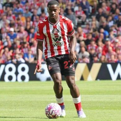 Noah Sadiki figure parmi les milieux suivis par Chelsea avant le mercato estival.