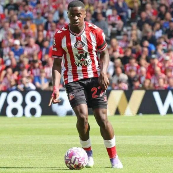 Noah Sadiki figure parmi les milieux suivis par Chelsea avant le mercato estival.