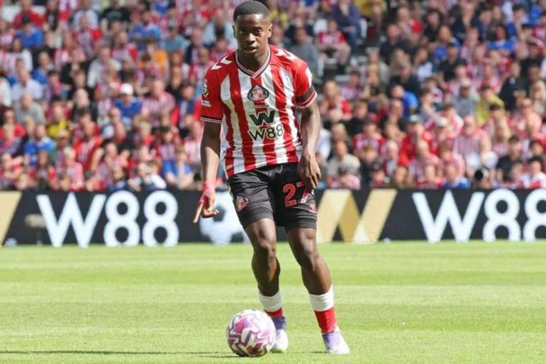 Noah Sadiki figure parmi les milieux suivis par Chelsea avant le mercato estival.