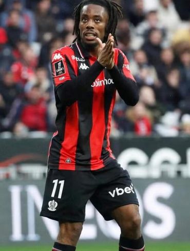 Elye Wahi assume son ambition de disputer la Coupe du monde 2026 avec la Côte d’Ivoire, tout en restant focalisé sur la mission maintien de Nice.