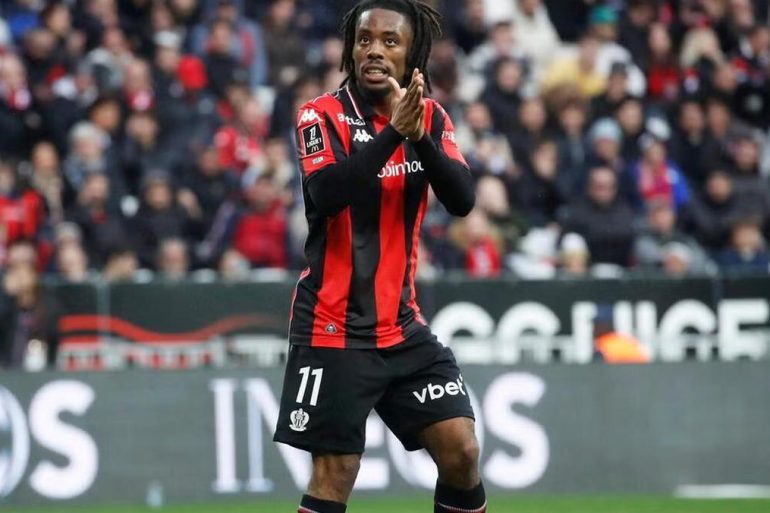 Elye Wahi assume son ambition de disputer la Coupe du monde 2026 avec la Côte d’Ivoire, tout en restant focalisé sur la mission maintien de Nice.