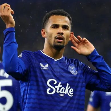 Iliman Ndiaye figure parmi les pistes offensives surveillées par Liverpool après la grave blessure d’Hugo Ekitike.