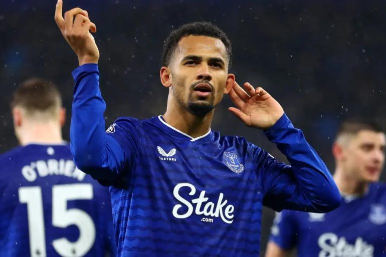 Iliman Ndiaye figure parmi les pistes offensives surveillées par Liverpool après la grave blessure d’Hugo Ekitike.