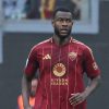 Evan Ndicka est présenté comme l’une des principales alternatives du Barça si la piste Alessandro Bastoni échoue.
