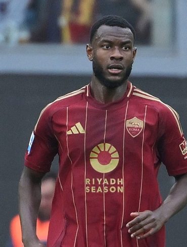 Evan Ndicka est présenté comme l’une des principales alternatives du Barça si la piste Alessandro Bastoni échoue.