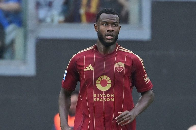 Evan Ndicka est présenté comme l’une des principales alternatives du Barça si la piste Alessandro Bastoni échoue.