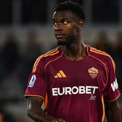 Evan Ndicka sera absent environ trois à quatre semaines après une blessure aux ischio-jambiers.