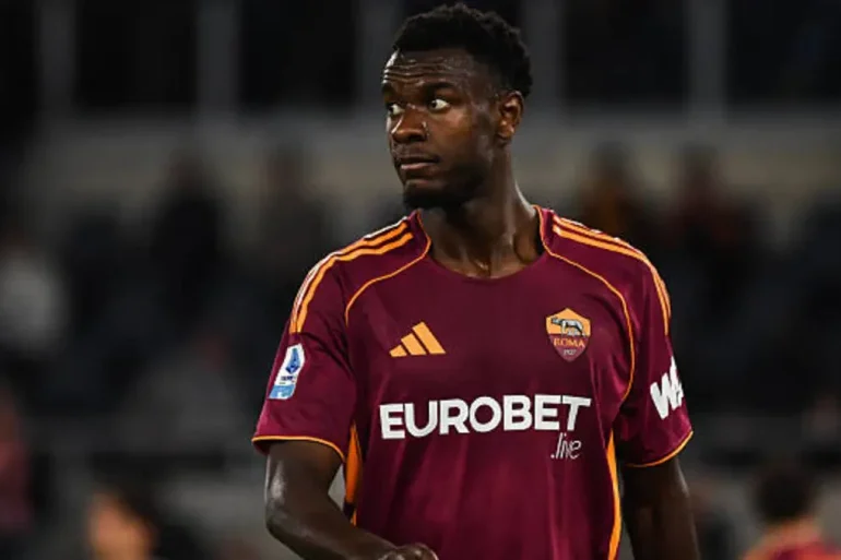 Evan Ndicka sera absent environ trois à quatre semaines après une blessure aux ischio-jambiers.