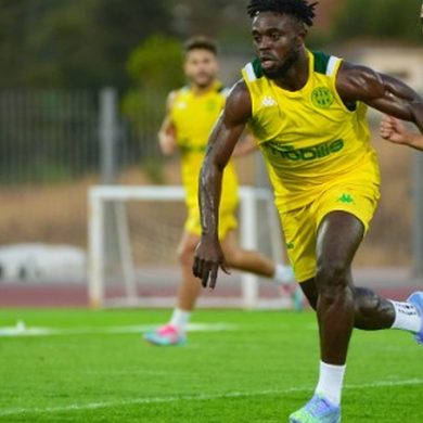 Arthur Bada pourrait déjà prolonger son aventure à la JS Kabylie après des débuts jugés encourageants.