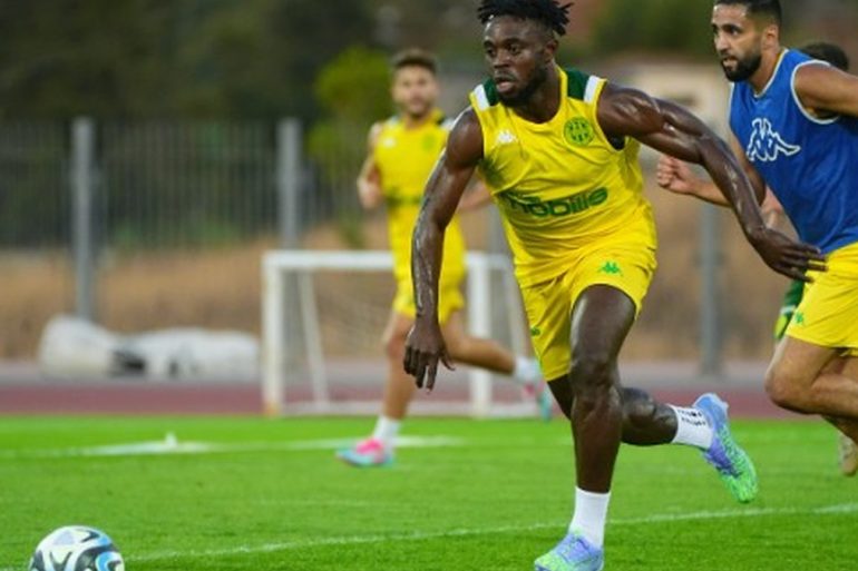 Arthur Bada pourrait déjà prolonger son aventure à la JS Kabylie après des débuts jugés encourageants.