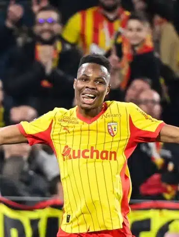 Mamadou Sangaré remporte le prix Marc-Vivien Foé 2026 avec le RC Lens.