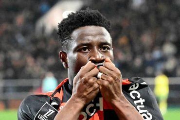 Arsène Kouassi récompensé après sa grande saison avec le FC Lorient.