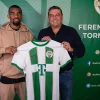 Habib Maïga célèbre la Coupe de Hongrie remportée avec Ferencváros.
