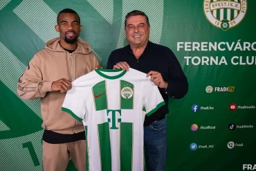 Habib Maïga célèbre la Coupe de Hongrie remportée avec Ferencváros.