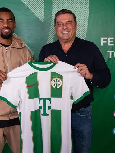 Habib Maïga célèbre la Coupe de Hongrie remportée avec Ferencváros.