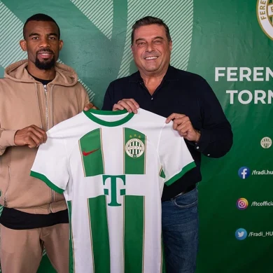 Habib Maïga célèbre la Coupe de Hongrie remportée avec Ferencváros.