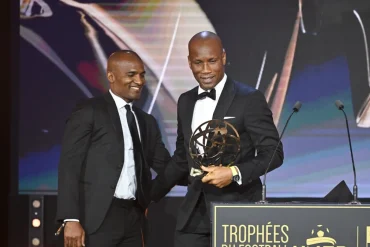 Didier Drogba reçoit le Trophée UNFP du Joueur Citoyen pour son engagement social et humanitaire.
