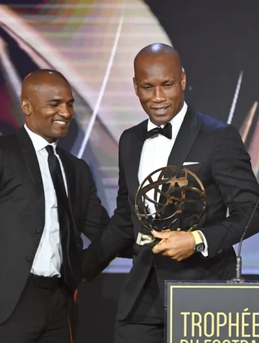 Didier Drogba reçoit le Trophée UNFP du Joueur Citoyen pour son engagement social et humanitaire.