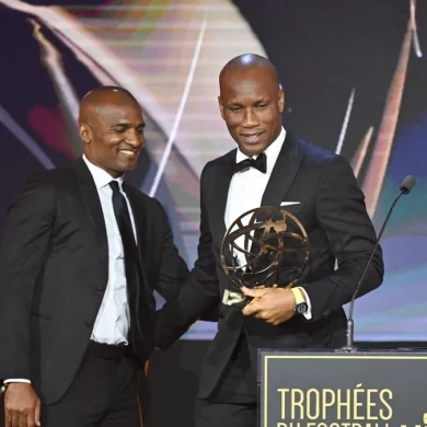 Didier Drogba reçoit le Trophée UNFP du Joueur Citoyen pour son engagement social et humanitaire.