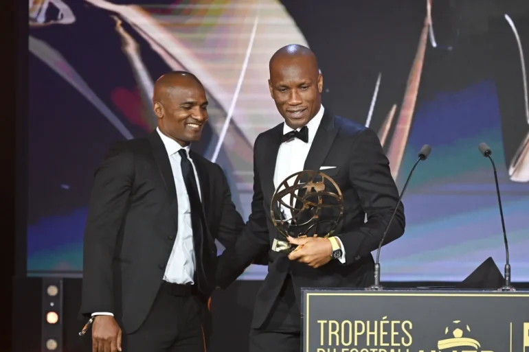 Didier Drogba reçoit le Trophée UNFP du Joueur Citoyen pour son engagement social et humanitaire.