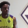 Tariq Lamptey quitte déjà la Fiorentina après seulement 25 minutes disputées.