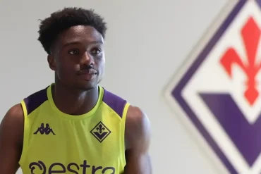 Tariq Lamptey quitte déjà la Fiorentina après seulement 25 minutes disputées.