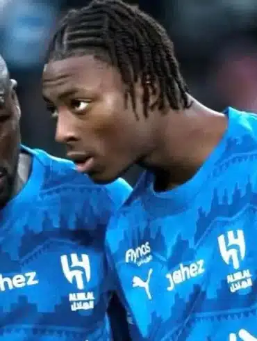 Kader Meïté célèbre la King’s Cup remportée avec Al Hilal.